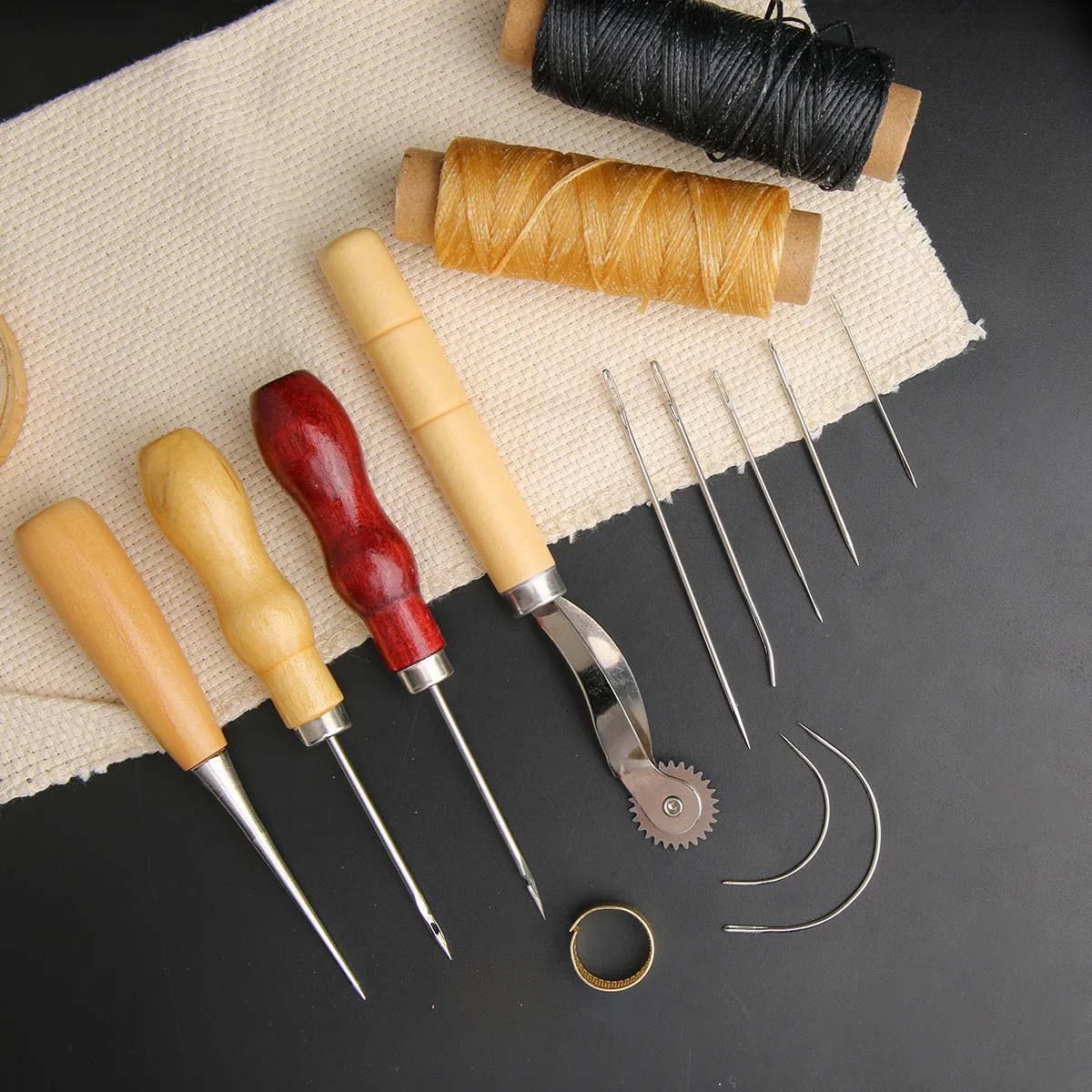 14PCS Leather Craft Sewing Kit - Leatherwork Thread recensione e prezzo
