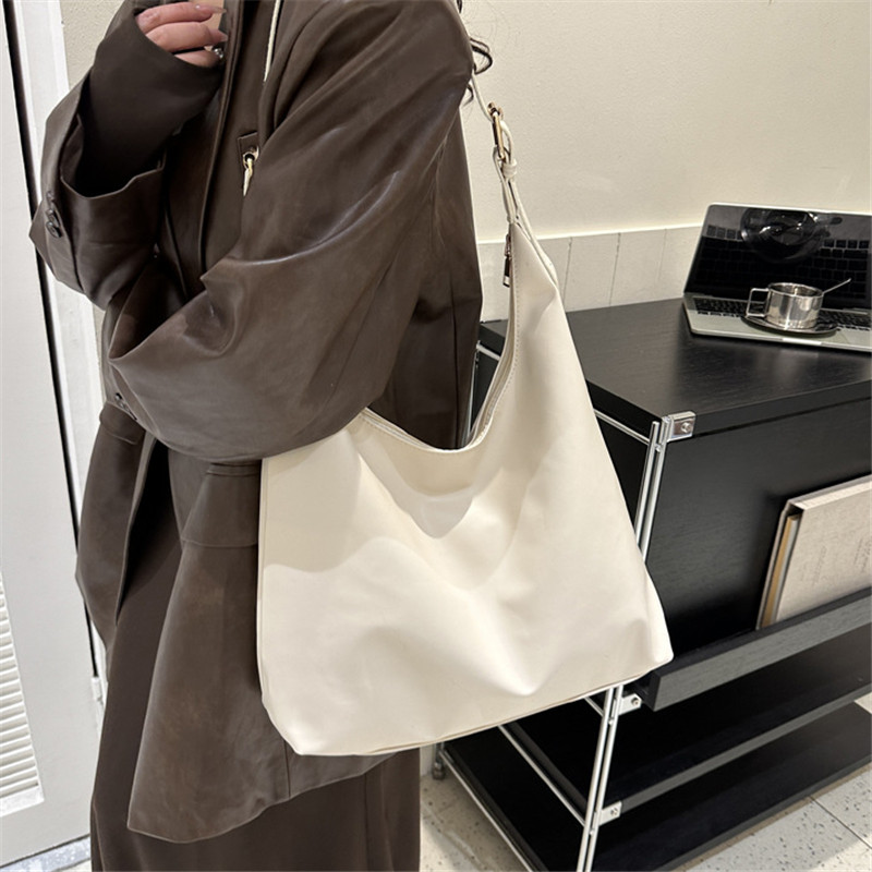 Sleek Black Leather Shoulder U - Leather Work Outfit recensione e prezzo